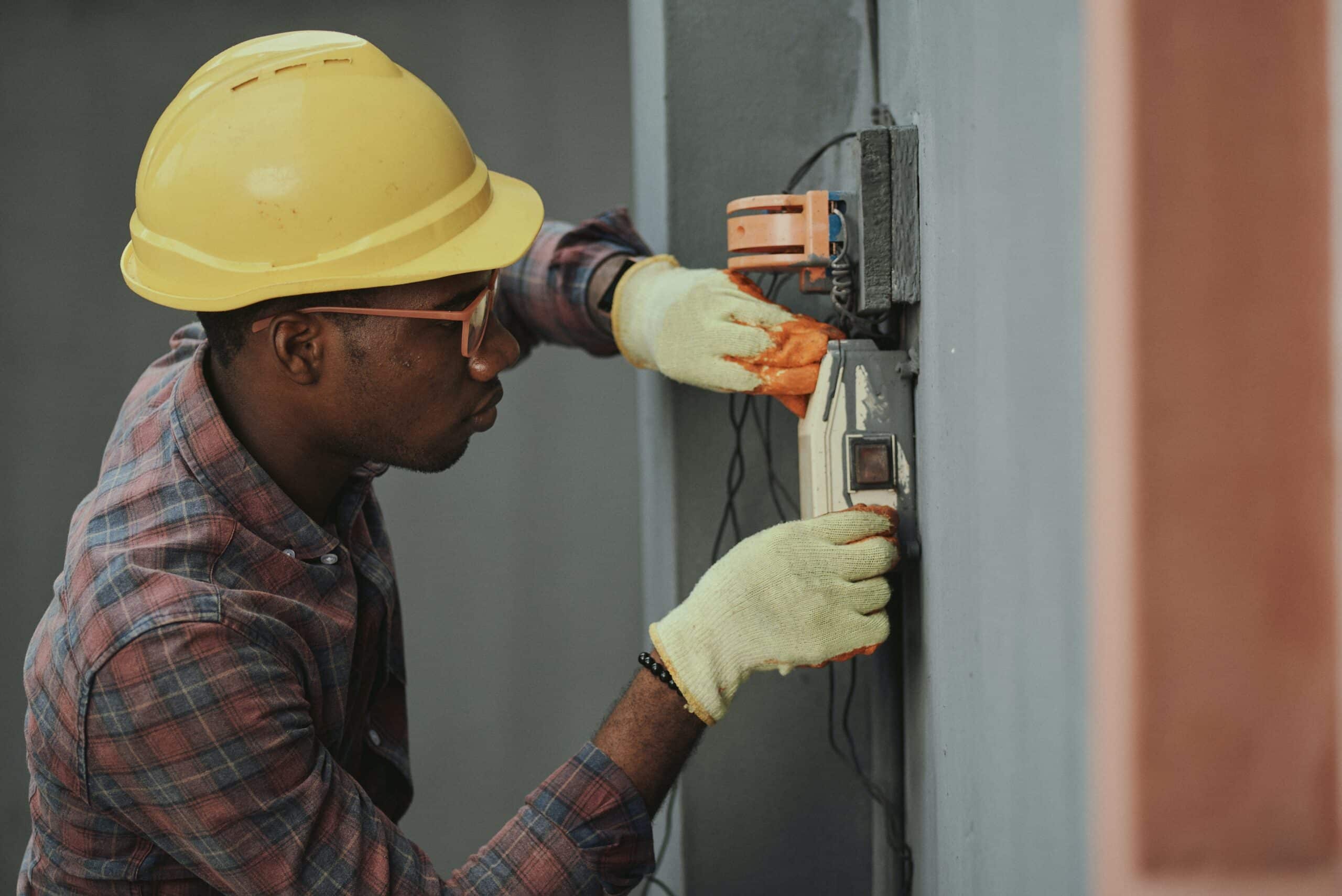 5 Reasons to Hire a Licenced Electrician in London, Ontario- Current Electric
